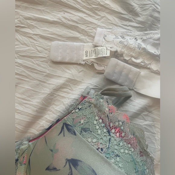 Miscellaneous and various pretty and practical bras with a camisole is included - Picture 5 of 11